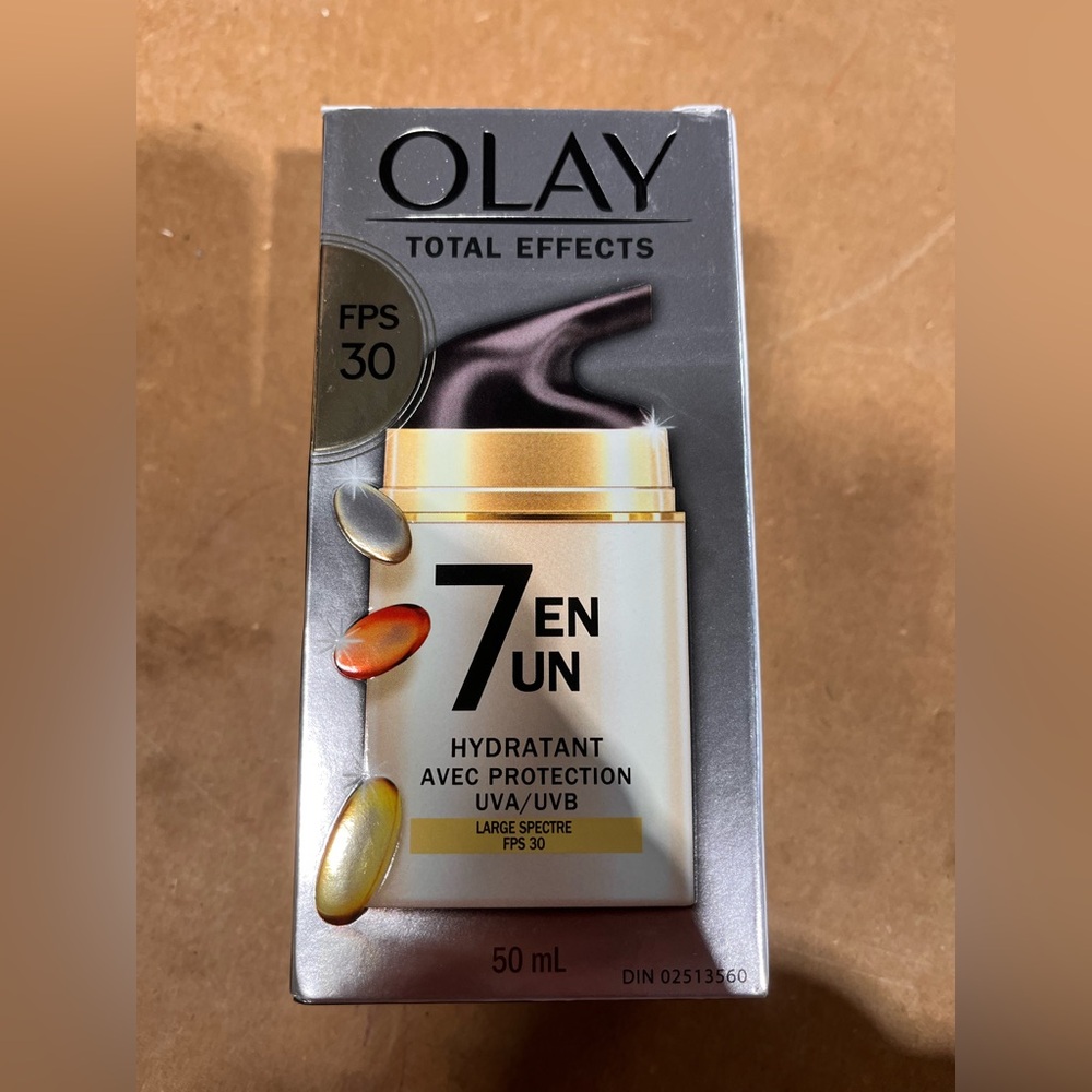 🌙 B75 - Olay Total Effects 7-in-1 Moisturizer with SPF 30 - Gold and Black